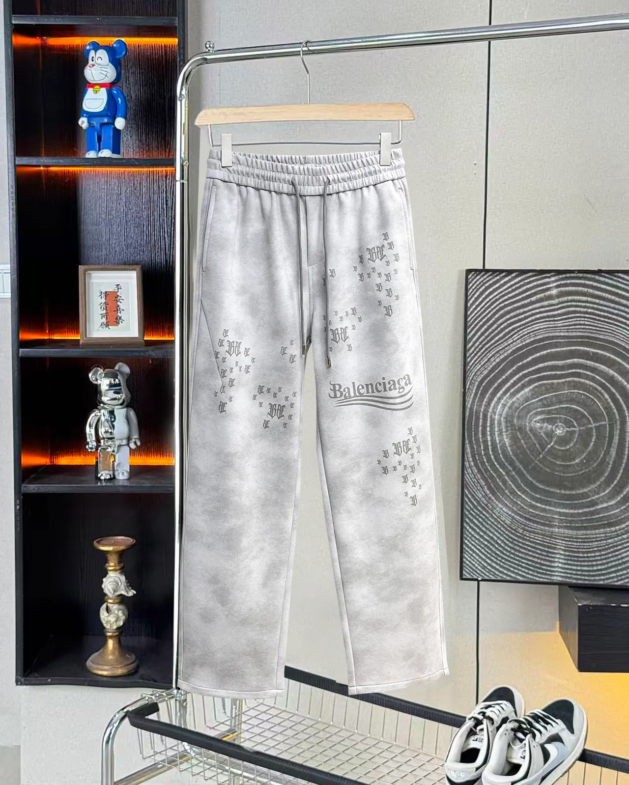 Balenciaga 🆕2026 Autumn and Winter New Arrival Casual Pants! The official website will be released simultaneously. Brand Classic LOGO casual pants, customized fabrics, excellent comfort and strong touch. Highly recognisable, perfect appearance and craftsmanship. Size:M-3XL